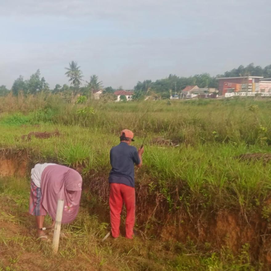 Jaga Kebersihan Desa, Pemdes Bersama Warga Bersihkan Area Jalan Desa